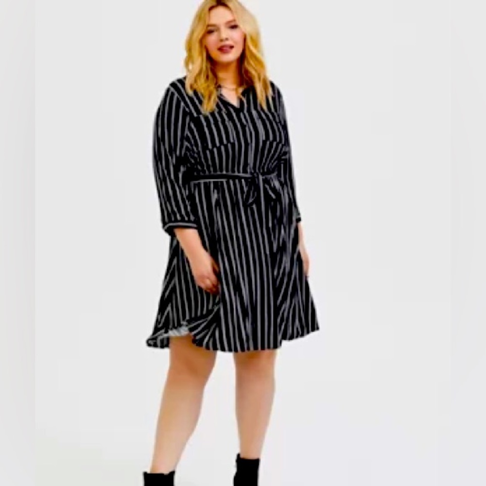 LIKE NEW TORRID SIZE 3 BLACK & WHITE STRIPE SHIRT DRESS - NON SMOKING HOME